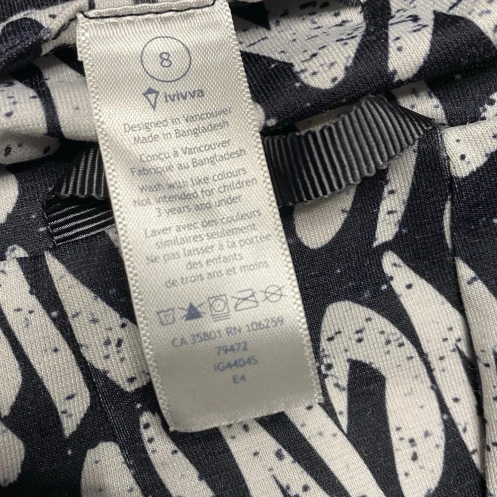 Ivivva Lululemon Radiantly Rain Jacket Girls 8 Gray Lined Logo Waterproof Hooded